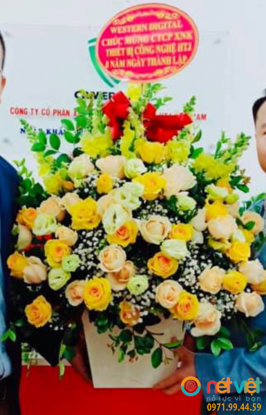 Hộp hoa tươi chúc mừng thắng lợi