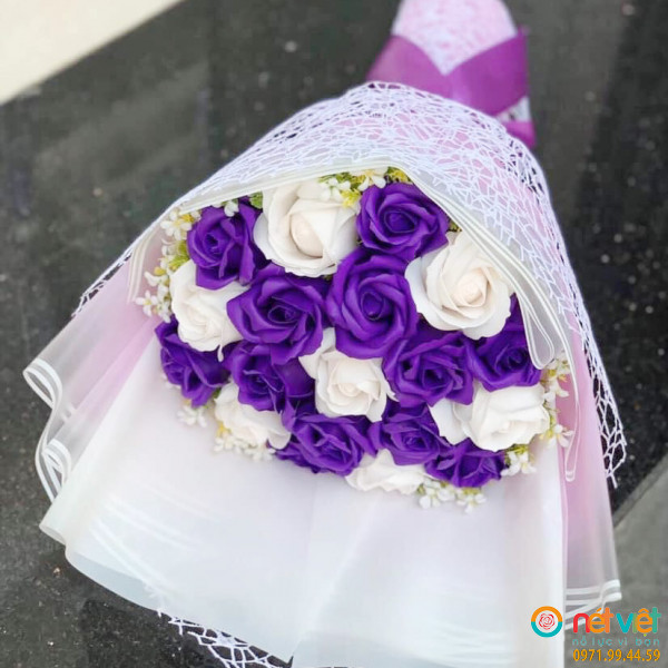 Bó hoa hồng sáp màu tím phối hồng kem (3)