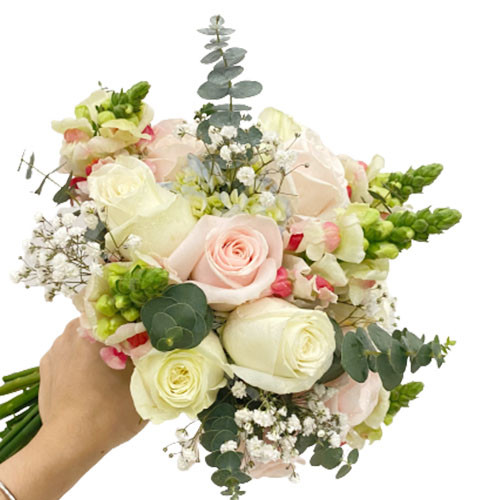 Bó hoa cưới cầm tay dáng ngắn đơn giản.