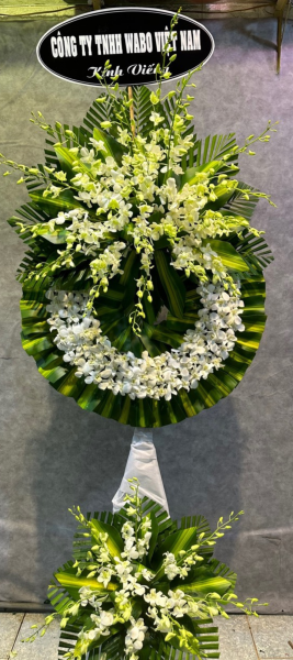 Vòng hoa chia buồn là biểu tượng của sự đồng cảm và lòng chia sẻ trong những thời điểm khó khăn
