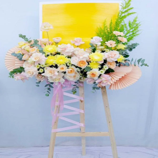 Kệ hoa chúc mừng tông vàng rực rỡ