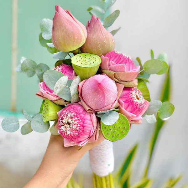 Bó hoa cưới sen hồng