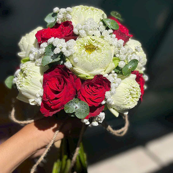 Bó hoa cưới hoa sen phối hoa hồng đỏ