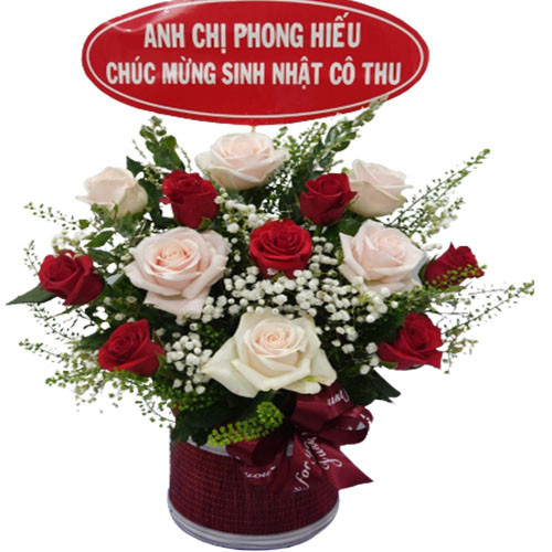 Giỏ hoa hồng đỏ kết hợp hoa hồng màu kem - Sự quyến rũ và thanh lịch