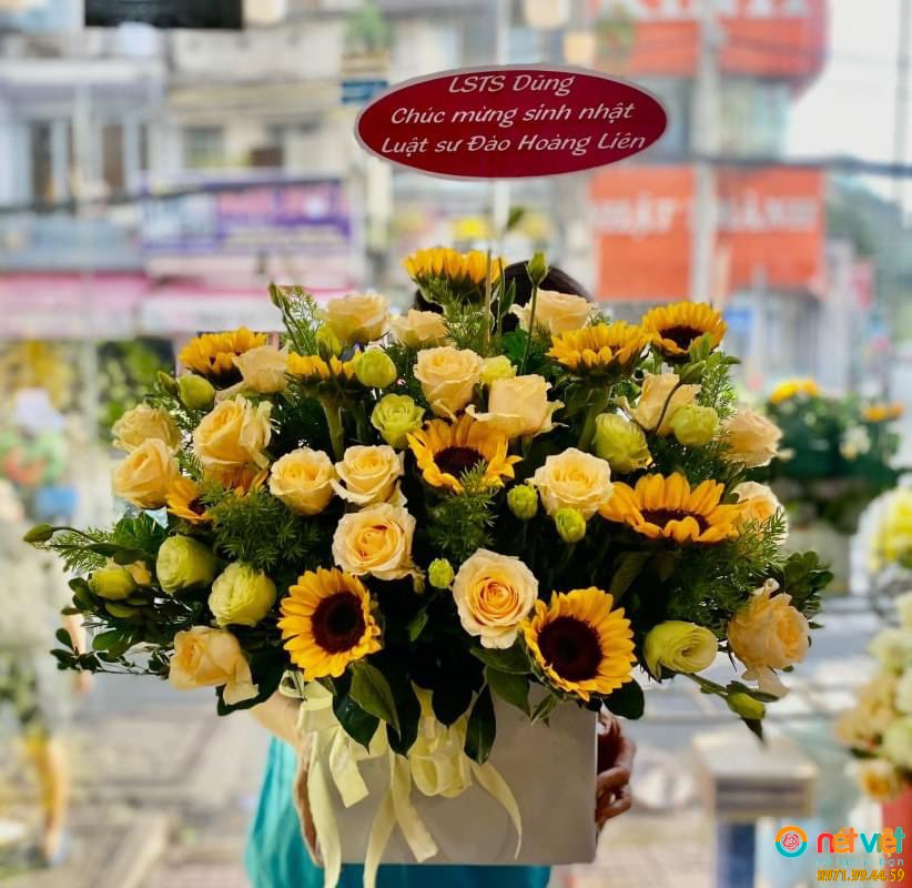 Giỏ hoa màu vàng hướng dương và hồng vàng