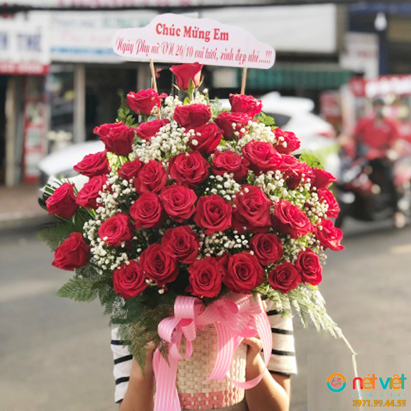 giỏ hoa màu đỏ ở Đắk Nông