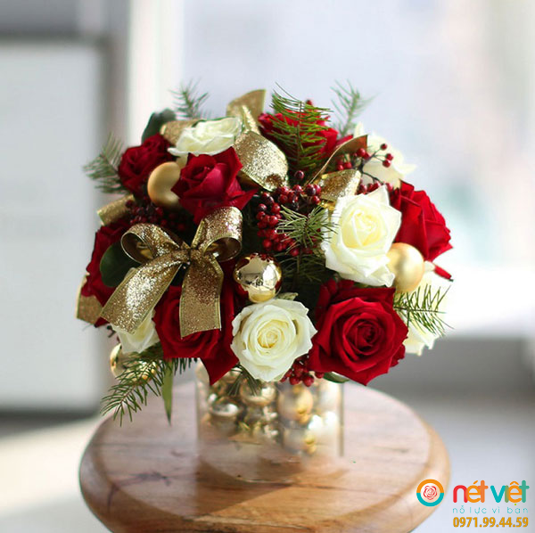 Bình hoa chúc mừng giáng sinh vui vẻ , an lành