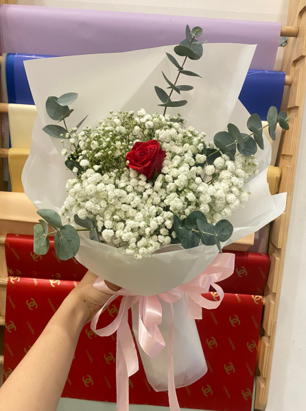 Bó hoa giá rẻ hoa hồng đỏ và hoa baby (chỉ sale chi nhánh Bình Thạnh)