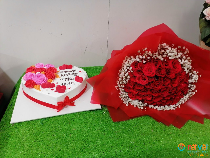 Mẫu bánh kem hình trái tim đỏ đẹp và bó hoa hồng tươi sắc