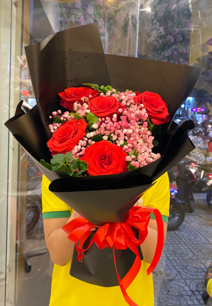 Bó hoa giá rẻ tặng sinh nhật hoa hồng đỏ 5 bông (chỉ sale chi nhánh Bình Thạnh)