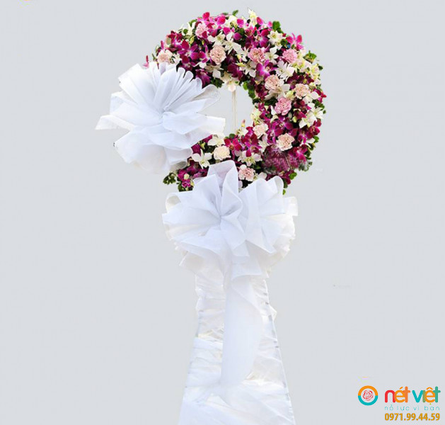 Hoa viếng thể hiện sự tưởng nhớ với người đã khuất, “dù bạn đã đi xa nhưng tôi sẽ vẫn mãi nhớ về bạn”.