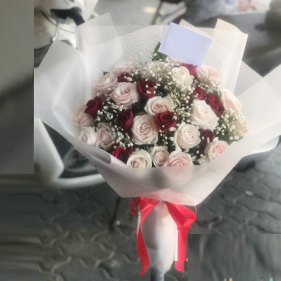 Bó hoa tươi tại Đại Lộc Quảng Nam - Sự kết hợp hoàn hảo của hồng kem và điểm baby
