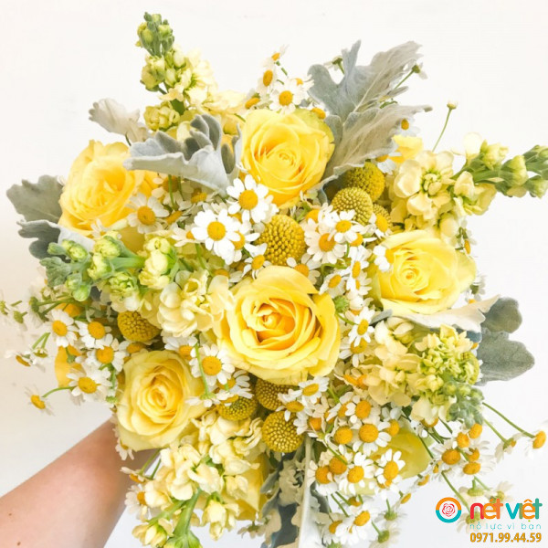 Bó hoa cưới cầm tay vàng kết hợp hoa daisy trắng tinh tế.