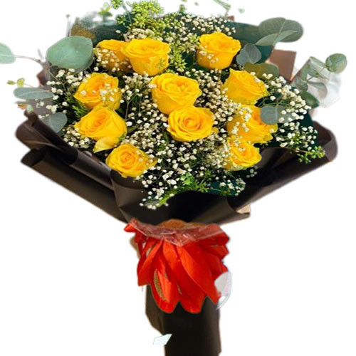 Bó hoa hồng vàng được gói cẩn thận trong lớp giấy màu đen sang trọng, tạo nên một sự kết hợp tinh tế giữa sắc vàng quyến rũ và vẻ đẹp mạnh mẽ của màu đen
