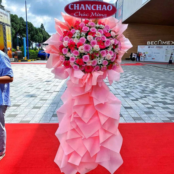 Shop Hoa Tươi Ninh Thuận - Kệ hoa chúc mừng hoa hồng! Tình yêu và thành công tràn đầy trong mỗi cánh hoa