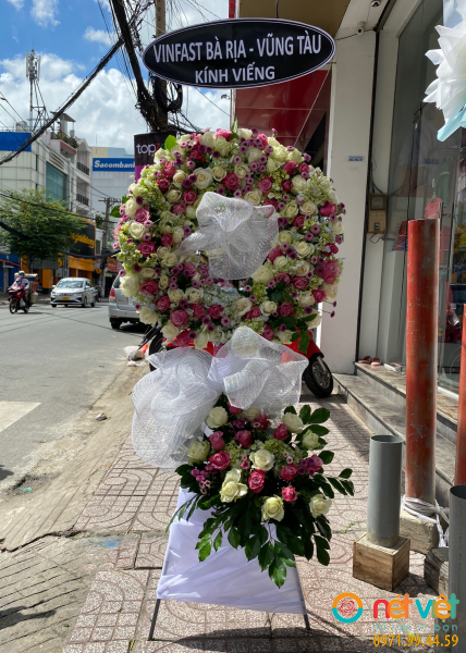 Kệ hoa viếng đám tang kết hợp nhiều loại hoa hồng.
