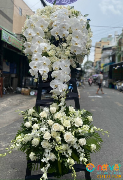 Kệ hoa viếng hồ điệp màu trắng