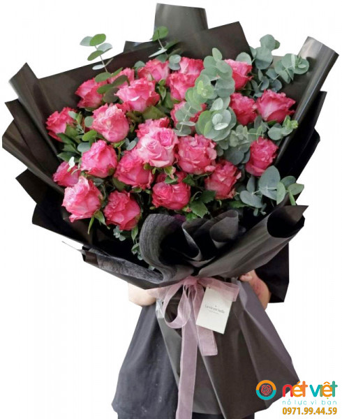 Bó hoa hồng màu tím mang ý nghĩa tượng trưng cho mối quan hệ gắn kết, bền vững theo thời gian