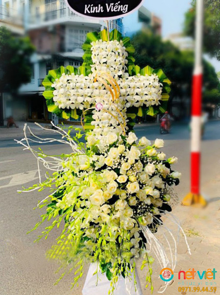 Hoa tang lễ hình thánh giá dành cho đám tang người theo Đạo Thiên Chúa Giáo