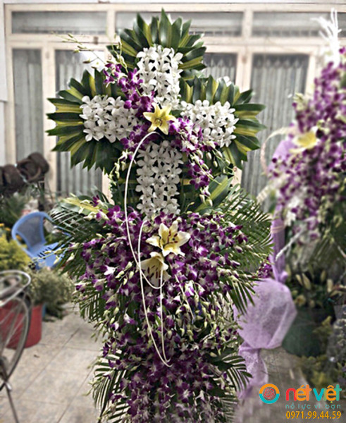 Kệ hoa chia buồn công giáo