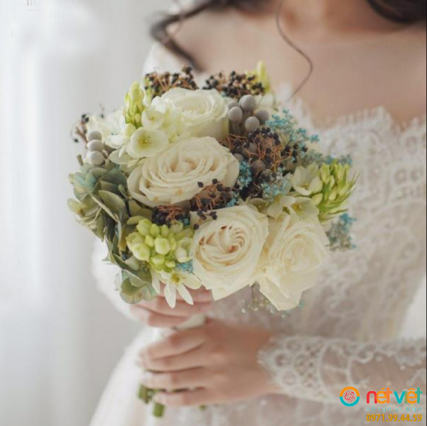 Bó hoa cầm tay cô dâu đẹp lộng lẫy nhất trong ngày cưới
