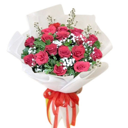 Bó hoa giấy màu trắng với những bông hoa hồng đỏ tươi sáng