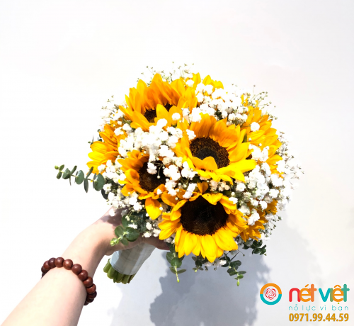 Bó hoa cưới đẹp được làm từ hoa hướng dương và điểm hoa baby