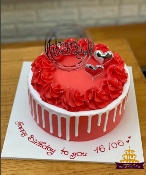 Bánh sinh nhật màu đỏ: Màu đỏ luôn là màu của tình yêu và niềm vui. Vậy tại sao lại không chọn một chiếc bánh sinh nhật đẹp mắt với màu đỏ thắm và hương vị thơm ngon? Chiếc bánh kem trang trí với hoa hồng đỏ sẽ làm cho bất kỳ bữa tiệc nào trở nên đặc biệt hơn. Hãy xem hình ảnh và tận hưởng cảm giác của chiếc bánh sinh nhật màu đỏ này nhé!
