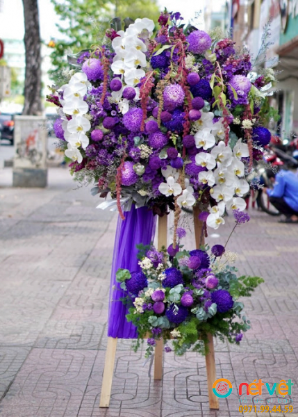Hoa viếng hoa lan hồ điệp như một lời nhắn nhủ động viên gia quyến cố gắng động viên nhau vượt qua nỗi đau mất mát