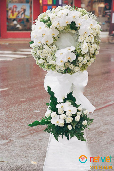 Hoa viếng hoa lan hồ điệp (16)- thể hiện sự trân trọng của người viếng với người mất và nhất là gia đình có tang sự