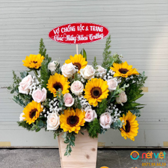 Shop Hoa Tươi Ninh Thuận - Giỏ hoa hướng dương và hoa hồng kem! Kết hợp tuyệt vời giữa vẻ đẹp và sự tươi mới