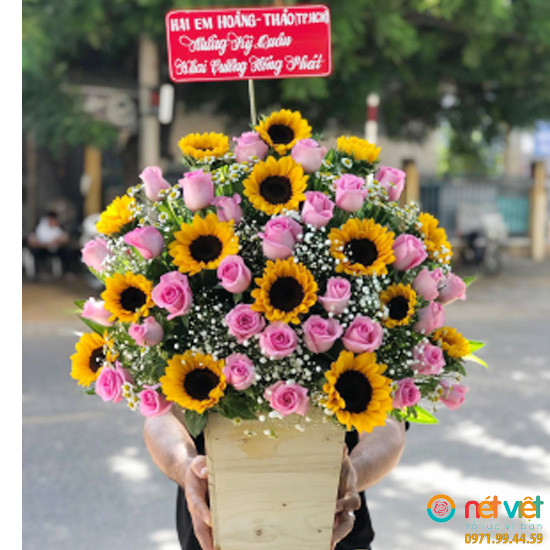 Shop Hoa Tươi Ninh Thuận - Giỏ hoa hướng dương vàng điểm hoa hồng sen! Mang lại niềm vui và sự tươi mới trong mỗi khoảnh khắc