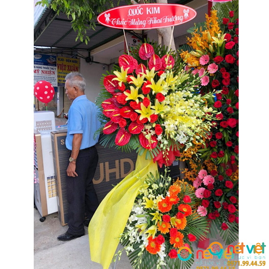 Với shop hoa tươi Ninh Thuận, chúng tôi cam kết mang đến cho bạn sự hài lòng và niềm vui khi sở hữu một kệ hoa môn đỏ tuyệt đẹp