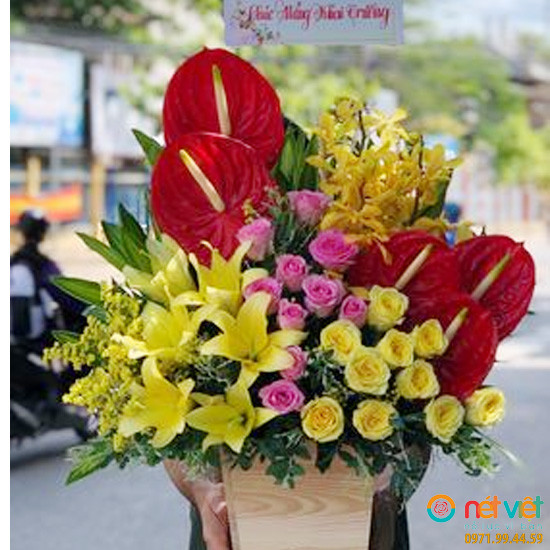 Shop Hoa Ninh Thuận - Giỏ hoa tươi ly vàng, tông màu vàng đỏ chúc mừng! Tạo niềm vui và sự phấn khởi trong mỗi dịp đặc biệt