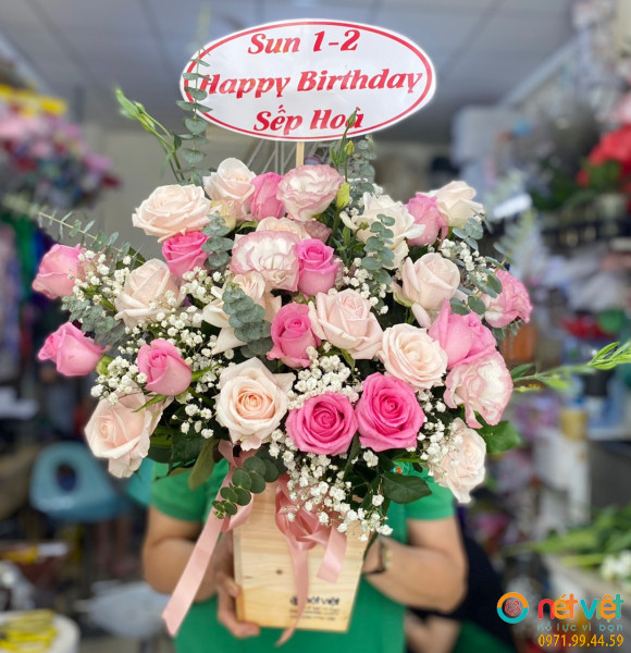 Shop bán hoa gần đây với giỏ hoa mang ý nghĩa của sự sang trọng, sự biết ơn và để bày tỏ lời cảm ơn