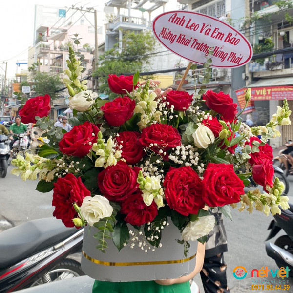 Tiệm bán hoa gần đây nhất giúp bạn mua giỏ hoa hồng đỏ