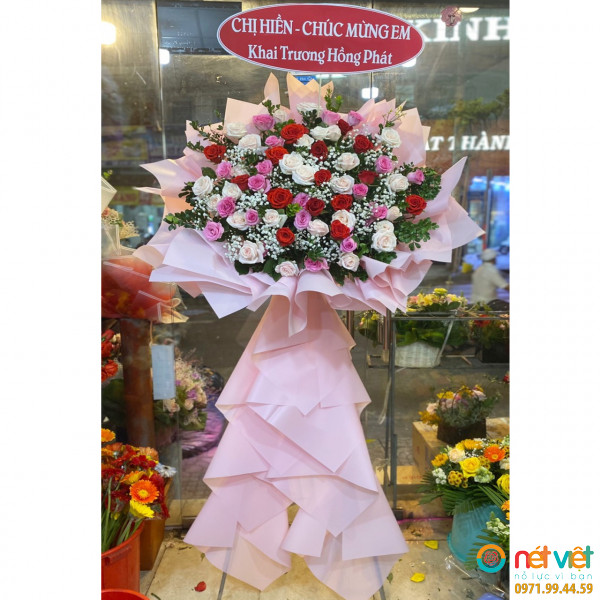 Hoa tươi gần đây với kệ hoa chúc mừng là sự mở đầu gây hiệu ứng phấn khởi