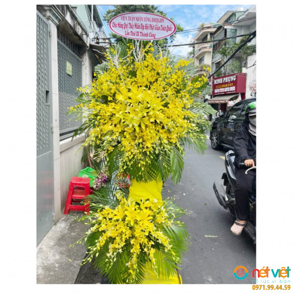 Kệ hoa khai trương màu vàng mang lại cảm hứng sáng tạo, tự do và chân thành