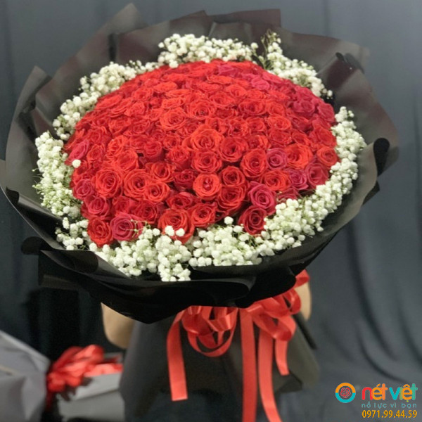 Hoa tươi HCM bó hoa hồng đỏ 99 bông thể hiện cho tình cảm sâu đậm mà bạn dành cho người ấy