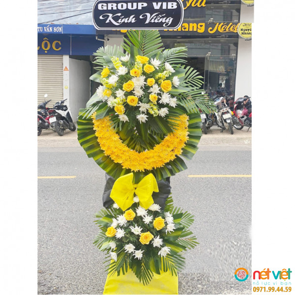 Đặt hoa đám tang ở Nghệ An với vòng màu vàng tượng trưng cho sự nuối tiếc, thương cảm