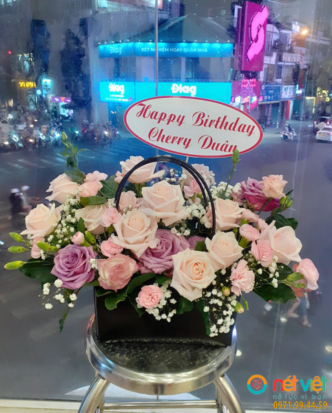 Hoa tươi quận Bình Thạnh, giỏ hoa phối màu pastel tinh tế, cho bạn gái nhẹ nhàng