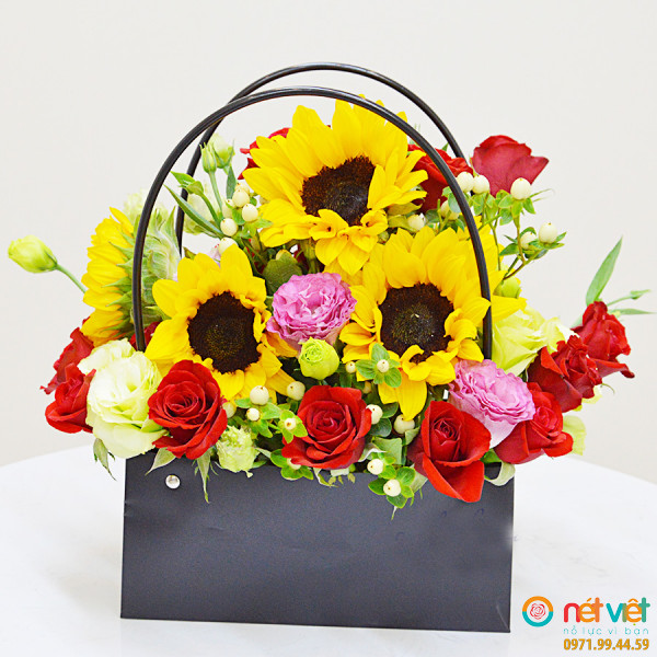 Giỏ hoa hướng dương và hoa hồng