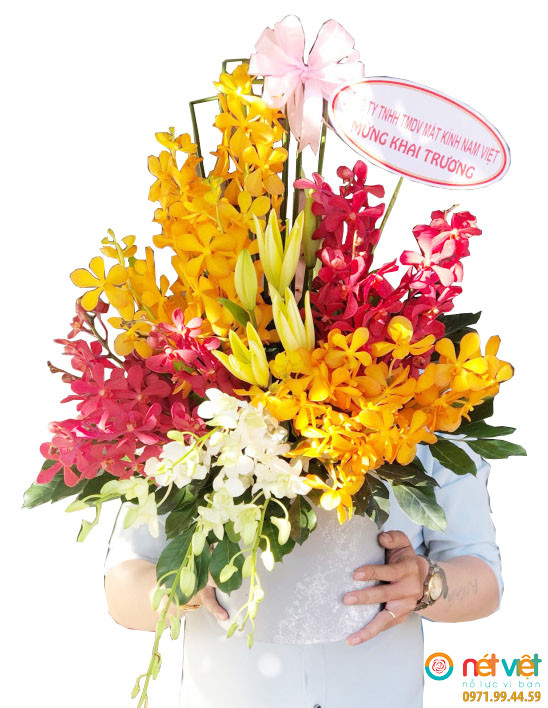 Giỏ hoa lan đỏ và hoa ly vàng