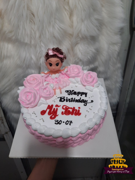 Bạn đang tìm kiếm một chiếc bánh sinh nhật xinh xắn cho bé gái của mình? Hãy thưởng thức hình ảnh bánh sinh nhật đẹp cho bé gái tại đây. Chiếc bánh được trang trí tinh tế với những chiếc hoa nhiều màu sắc, nhiều hình thù đáng yêu làm cho bữa tiệc sinh nhật của bé gái trở nên thật ấn tượng.