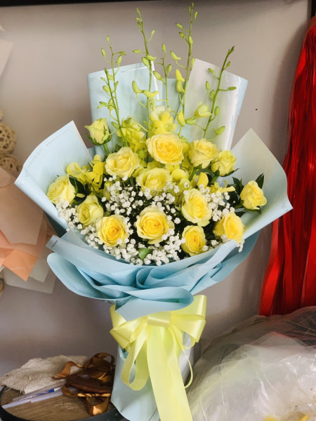 Hoa bó kết hợp giữa sự quyến rũ của hoa hồng màu mỡ gà Giấy gói màu hồng,Hoa hồng màu mỡ gà, lá bạc xanh nổi lên, điểm hoa baby trắng